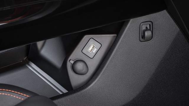 В нишу под центральной консолью встроены розетки