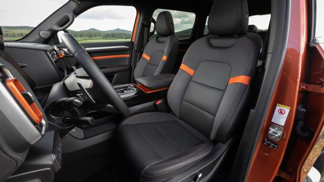 Сиденья снабжены вентиляцией и массажем, обивка частично кожаная. Регулировка поясничного подпора зашита в меню мультимедийной системы