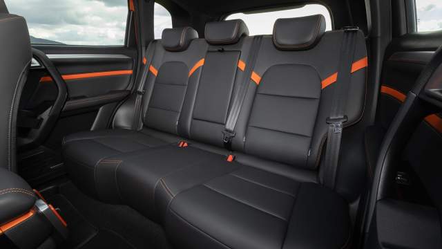 Сзади просторно, наклон спинок не регулируется