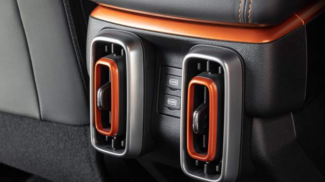 У задних пассажиров есть отдельные воздуховоды и розетки, но подогрев сидений включается спереди, через меню мультимедиа