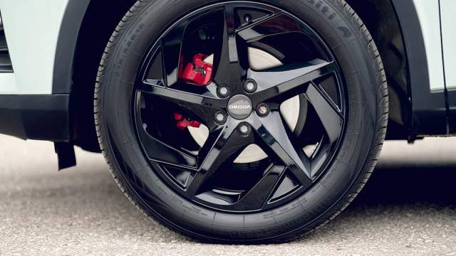 Колеса 18-дюймовые уже в базовом оснащении. Несмотря на красные суппорта, тормоза вполне обычные. Передние — вентилируемые