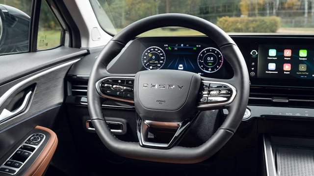 Руль регулируется по высоте и по вылету, но диапазоны скромные. Количество клавиш на спицах избыточное