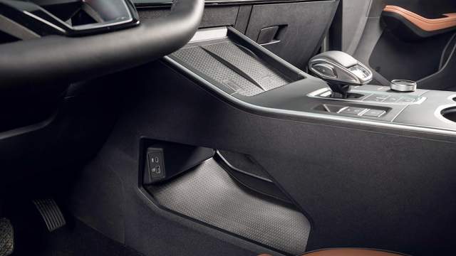 По консолью — вместительная ниша с розетками