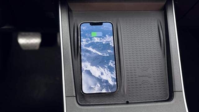 Беспроводная зарядка предлагается только для смартфона слева