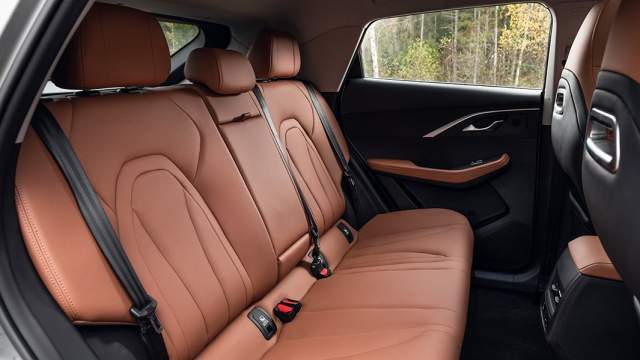 Задний ряд снабжен дополнительными воздуховодами и обогревом сидений