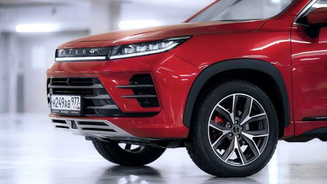 Внешние отличия полноприводной машины — 19-дюмовые диски иного дизайна и измененная серебристая накладка под бампером