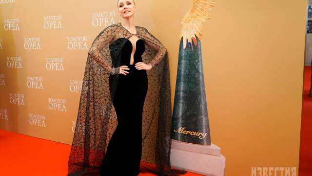 Бросалось в глаза черное платье с пикантным декольте Марины Зудиной. Дополнила образ накидка из полупрозрачной ткани. Актриса охотно позировала фотографам и была в прекрасном расположении духа. Кокетничая с журналистами, Зудина приговаривала: «Это все для вас».