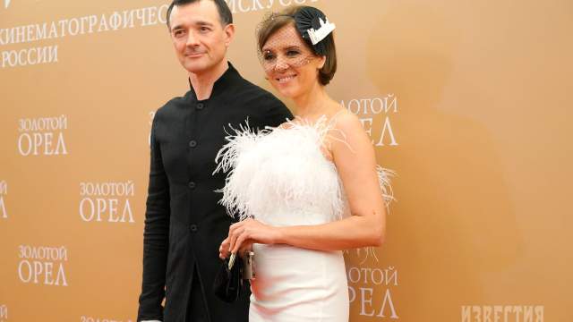 Егор Бероев и Ксения Алферова выбрали для вечера наряды в стиле Инь и Янь. Ксения отдала предпочтение благородному белому платью с перьями – очень похожее мы видели на ней на Московском международном кинофестивале 2021. Дополнила образ актриса с помощью ободка с крупной фигурой. Егор Бероев предпочел надеть черный классический смокинг и смотрелся очень мужественно.