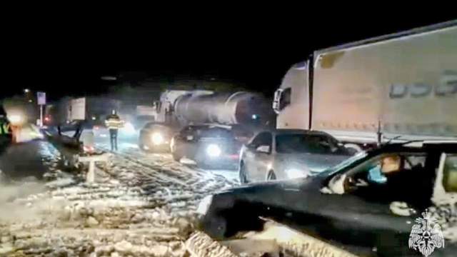 Россия. Ростовская область. Автомобилисты разворачиваются на 975-м км трассы М-4 «Дон» после демонтажа ограждения, где введен режим ЧС из-за снегопада. 30 марта на Ростовскую область обрушился снегопад, на федеральной автодороге М-4 «Дон» из-за непогоды образовались многокилометровые заторы