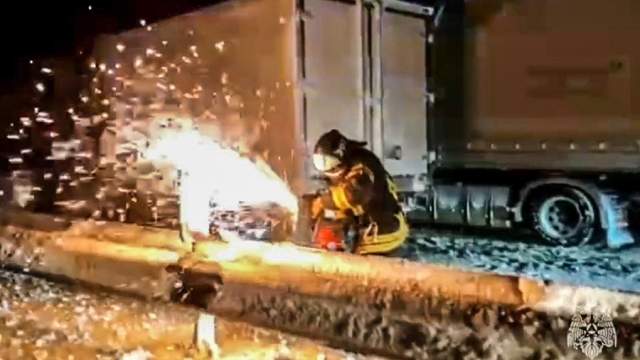 Россия. Ростовская область. Автомобилисты разворачиваются на 975-м км трассы М-4 «Дон» после демонтажа ограждения, где введен режим ЧС из-за снегопада. 30 марта на Ростовскую область обрушился снегопад, на федеральной автодороге М-4 «Дон» из-за непогоды образовались многокилометровые заторы