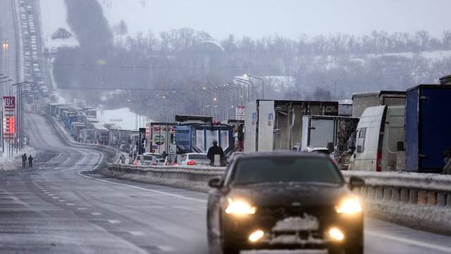 Россия. Ростовская область. Пробка на трассе М-4 «Дон», где введен режим ЧС из-за снегопада. 30 марта на Ростовскую область обрушился снегопад, на федеральной автодороге М-4 «Дон» из-за непогоды образовались многокилометровые заторы
