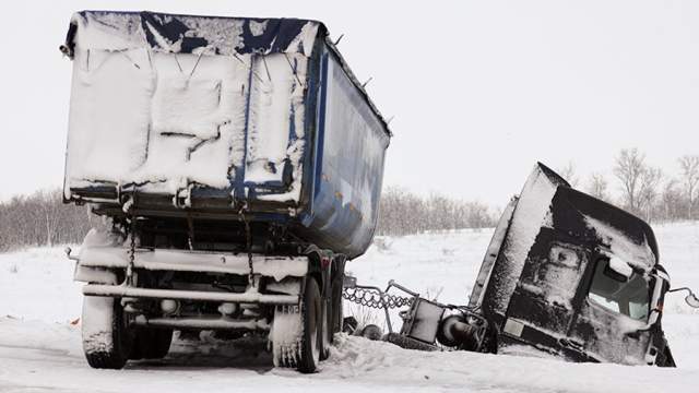 Россия. Ростовская область. Грузовик, съехавший с дороги на трассе М-4 «Дон», где введен режим ЧС из-за снегопада. 30 марта на Ростовскую область обрушился снегопад, на федеральной автодороге М-4 «Дон» из-за непогоды образовались многокилометровые заторы