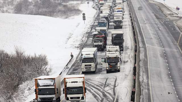 Россия. Ростовская область. Пробка на трассе М-4 «Дон», где введен режим ЧС из-за снегопада. 30 марта на Ростовскую область обрушился снегопад, на федеральной автодороге М-4 «Дон» из-за непогоды образовались многокилометровые заторы