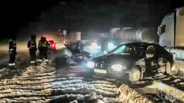 Россия. Ростовская область. Автомобилисты разворачиваются на 975-м км трассы М-4 «Дон» после демонтажа ограждения, где введен режим ЧС из-за снегопада. 30 марта на Ростовскую область обрушился снегопад, на федеральной автодороге М-4 «Дон» из-за непогоды образовались многокилометровые заторы