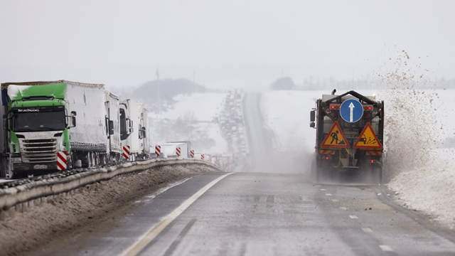 Россия. Ростовская область. Расчистка от снега трассы М-4 «Дон», где введен режим ЧС из-за снегопада. 30 марта на Ростовскую область обрушился снегопад, на федеральной автодороге М-4 «Дон» из-за непогоды образовались многокилометровые заторы