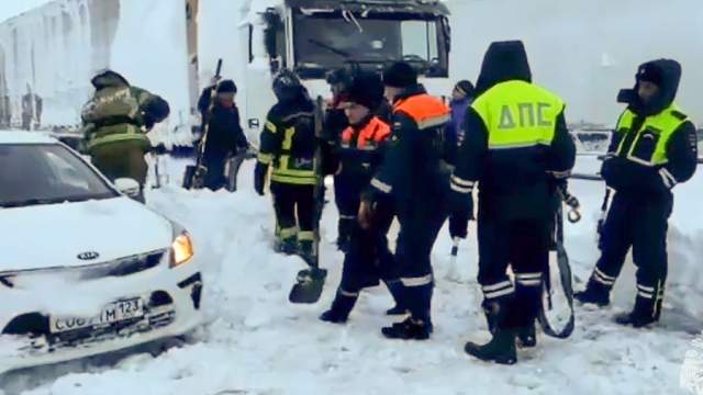 Россия. Ростовская область. Расчистка трассы М-4 «Дон», где введен режим ЧС из-за снегопада. 30 марта на Ростовскую область обрушился снегопад, на федеральной автодороге М-4 «Дон» из-за непогоды образовались многокилометровые заторы