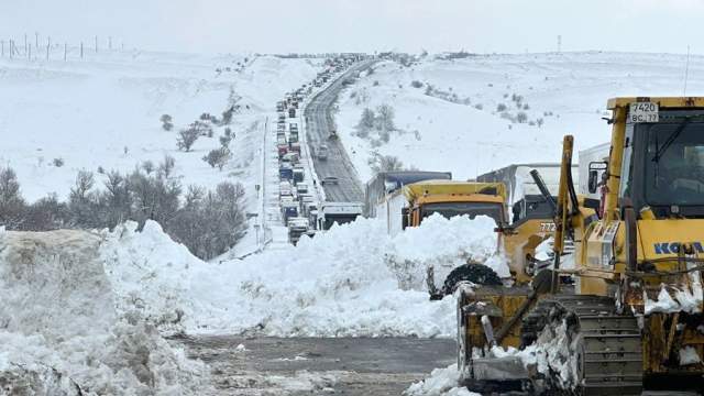 Развернуто восемь мобильных пунктов обогрева и питания, 17 пунктов временного размещения, в ПВР размещено 187 человек, из них 58 детей. Эвакуировано 57 человек. Спасателями произведено четыре технологических разрыва в осевом барьерном ограждении. Организовано восемь маршрутов доставки продуктов. Всего привлечено к ликвидации ЧС 232 человека и 150 единиц техники. Роздано водителям 1300 л бензина и 1700 л дизельного топлива