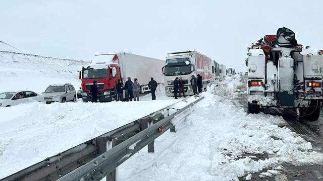 Развернуто восемь мобильных пунктов обогрева и питания, 17 пунктов временного размещения, в ПВР размещено 187 человек, из них 58 детей. Эвакуировано 57 человек. Спасателями произведено четыре технологических разрыва в осевом барьерном ограждении. Организовано восемь маршрутов доставки продуктов. Всего привлечено к ликвидации ЧС 232 человека и 150 единиц техники. Роздано водителям 1300 л бензина и 1700 л дизельного топлива