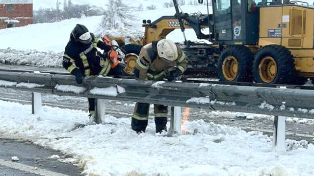 Развернуто восемь мобильных пунктов обогрева и питания, 17 пунктов временного размещения, в ПВР размещено 187 человек, из них 58 детей. Эвакуировано 57 человек. Спасателями произведено четыре технологических разрыва в осевом барьерном ограждении. Организовано восемь маршрутов доставки продуктов. Всего привлечено к ликвидации ЧС 232 человека и 150 единиц техники. Роздано водителям 1300 л бензина и 1700 л дизельного топлива