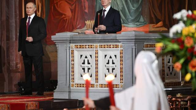 Президент РФ Владимир Путин и мэр Москвы Сергей Собянин (справа) на праздничном пасхальном богослужении в храме Христа Спасителя в Москве