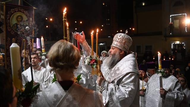 Митрополит Новосибирский и Бердский Никодим ведет пасхальное богослужение в Вознесенском кафедральном соборе в Новосибирске