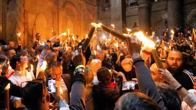 Схождение Благодатного огня. Кафедральный собор Воскресения Христова (храм Гроба Господня) в Иерусалиме