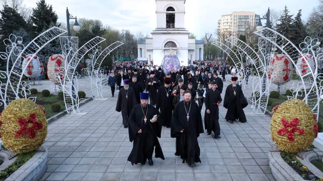 Священники во время пасхальных торжеств у собора Рождества Христова в Кишиневе