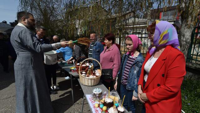 Крым Симферополь. Петро-Павловский собор, освящение куличей
