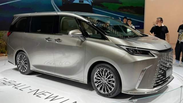 Новый минивэн Lexus LM