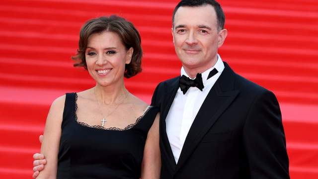  Ксения Алферова и Егор Бероев пришли в парном образе — он в классическом костюме, она в элегантным черном платье российского бренда Yakubowitch, которое купила накануне 