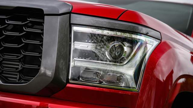 Верхняя часть рамки решетки радитора предохраняет капот от сколов