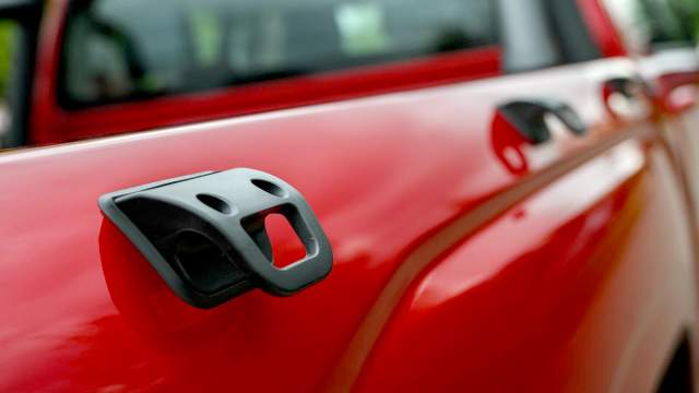 Наружные петли предлагаются в базовом оснащении и выдерживают до 150 кг