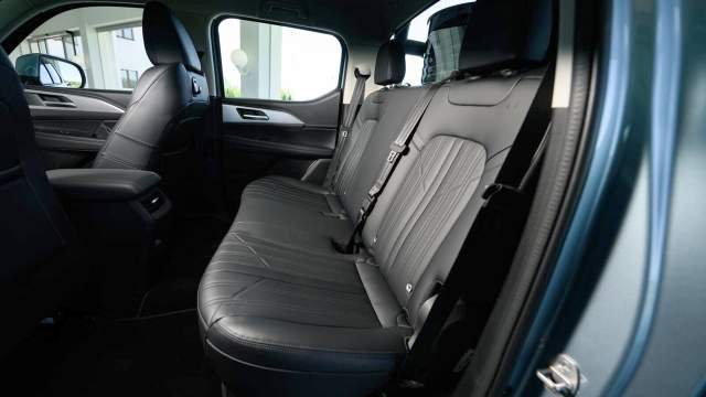 На втором ряду просторно, но центральный подлокотник отсутствует, а подголовника только два