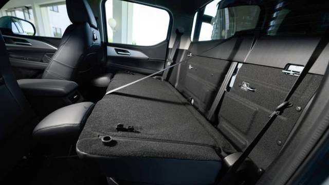 Сплошная спинка складывается и создает дополнительное пространство для багажа