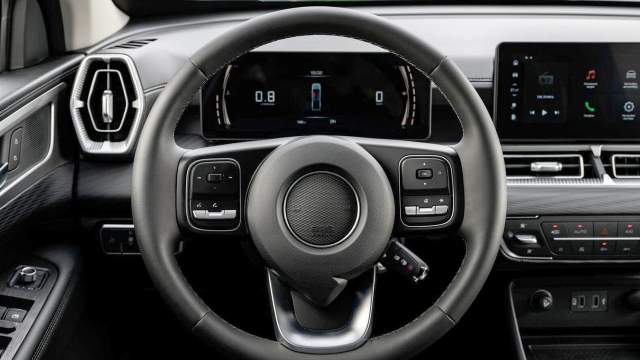 Ступица руля сделана в форме шильдика