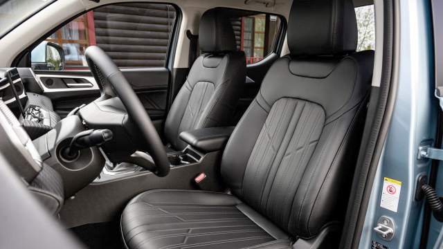 Электрорегулировками оснащено только водительское сиденье