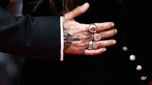 The 76th Cannes Film Festival - Opening ceremony and screening of the film "Jeanne du Barry" Out of competition - Red Carpet arrivals - Cannes, France, May 16, 2023. Johnny Depp's hand is seen as he poses Фото: REUTERS/Yara Nardi