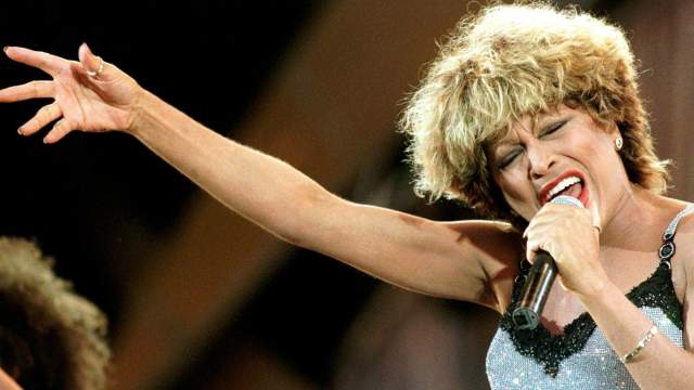 Тина Тернер выступает во время своего турне Wildest Dreams в Базеле, Швейцария, 5 июля 1996 года