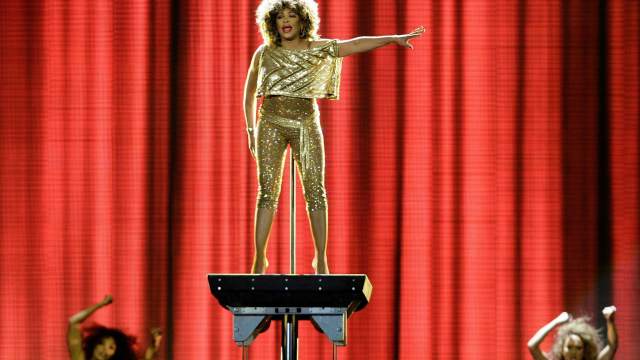 Певица Тина Тернер выступает на O2 Arena в Лондоне 3 марта 2009 года 