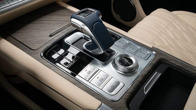 Кнопки включения понижающей передачи, а также блокировок дифференциалов и выбора режимов движения расположены на центральном тоннеле