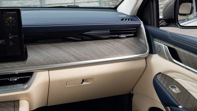 Вставки «под дерево» на передней панели и обшивках дверей выглядят чужеродными элементами