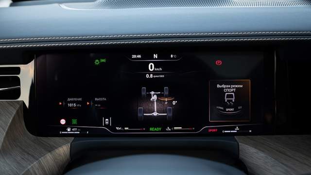 Показания на ЖК-дисплее панели приборов мелковаты, но сама панель не бликует на солнце