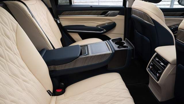 Благодаря внушительной колесной базе, на втором ряду сидений Tank 500 много свободного места. Задние пассажиры могут управлять различными функциями машины при помощи сенсорного дисплея, встроенного в подлокотник