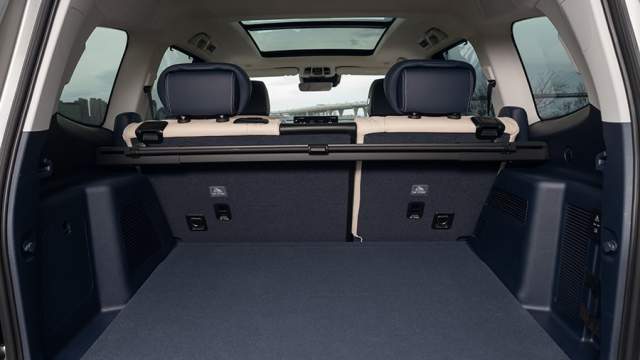 Объем багажника Tank 500 составляет 795 литров. При полностью сложенных задних сиденьях он увеличивается почти до полутора кубометров.