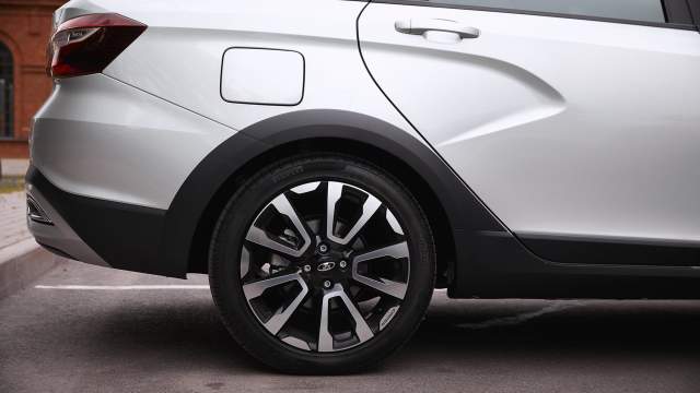 Задние тормоза теперь дисковые, максимальный размер колес версий Cross — 17 дйюмов