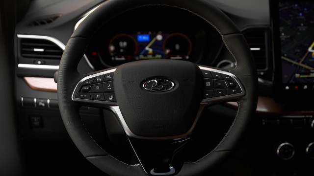 Кнопок на руле стало больше