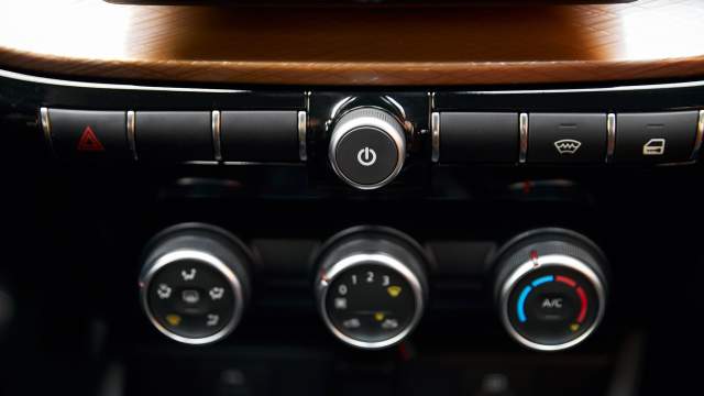 Кондиционер самый простой, комбинация клавиш над ним — новая