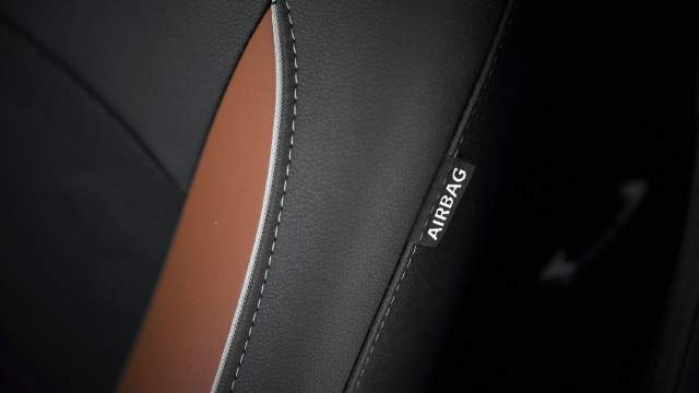 Боковые подушки безопасности — прерогатива топ-версии, у базовой машины только две фронтальные