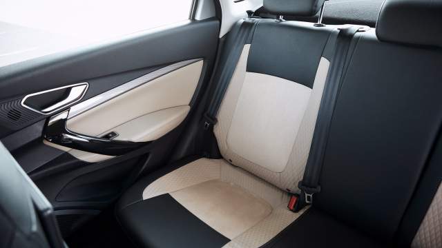 Сиденья могут быть обиты искусственной замшей