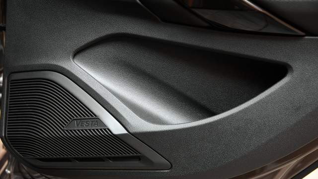 В задних дверях есть углубления для бутылок